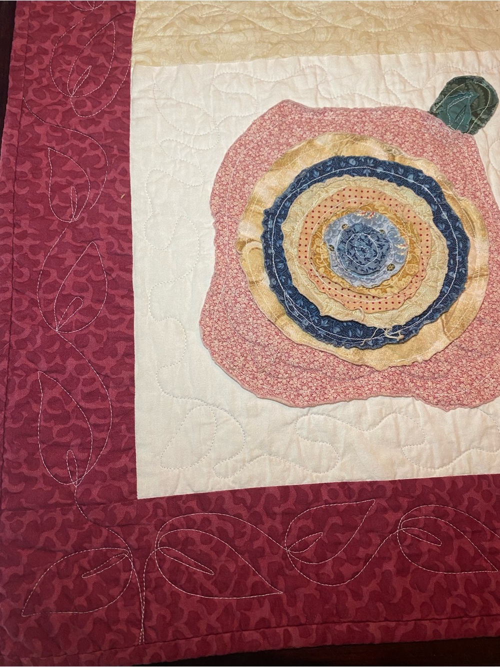 Stunning Appliqué Quilt/Throw in a dimensional floral motif. Burgundy pink gree - Picture 7 of 16